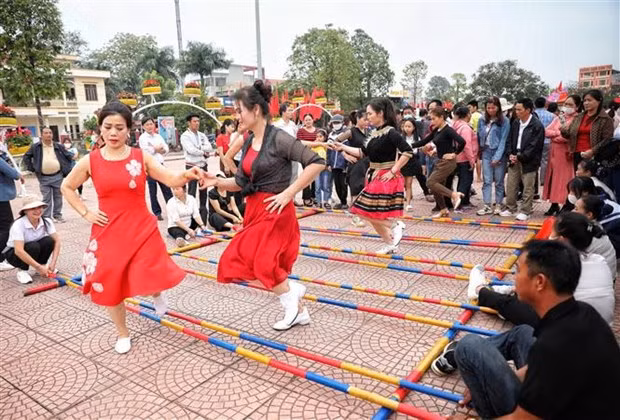 Visitors experience "mua sap" dance (Cheraw dance) at the ASEAN- China Intangible Cultural Heritage Week. (Photo: VNA)