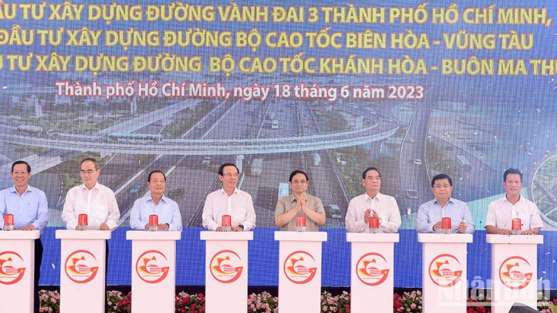 PM Pham Minh Chinh kicks off construction of important national transport projects. (Photo: NDO)