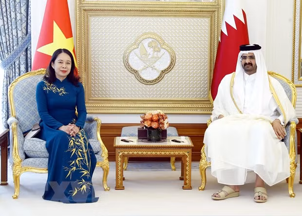 Vice President Vo Thi Anh Xuan and Deputy Amir of the State of Qatar Sheikh Abdullah Bin Hamad Al Thani at their talks in Doha on May 7 (Photo: VNA)
