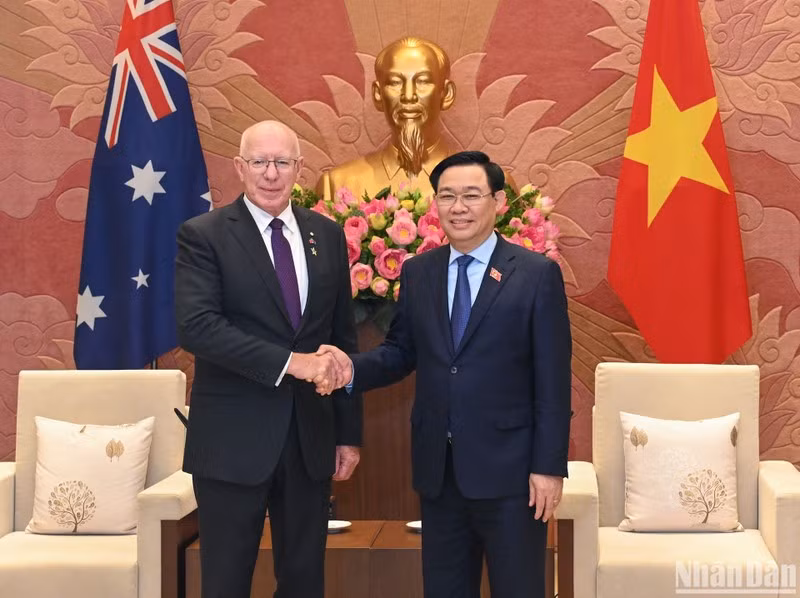 National Assembly (NA) Chairman Vuong Dinh Hue receives Australian Governor-General David Hurley in Hanoi on April 4 (Photo: VNA)