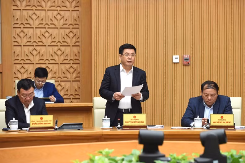 Minister of Industry and Trade Nguyen Hong Dien delivers a speech.