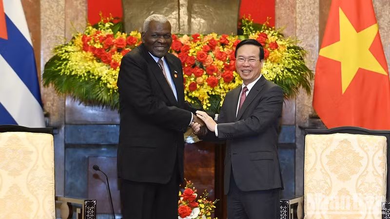 President Vo Van Thuong (R) and President of the National Assembly of People's Power of Cuba Esteban Lazo Hernandez. (Photo: NDO)
