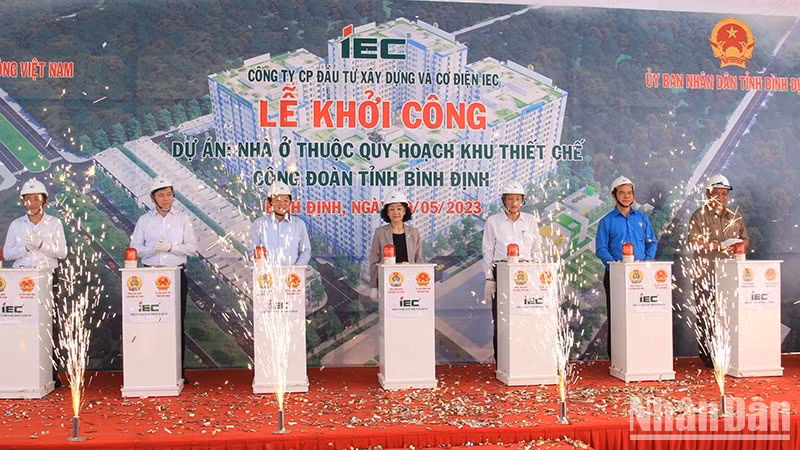 Delegates attend the groundbreaking ceremony for the social housing project. (Photo: NDO)