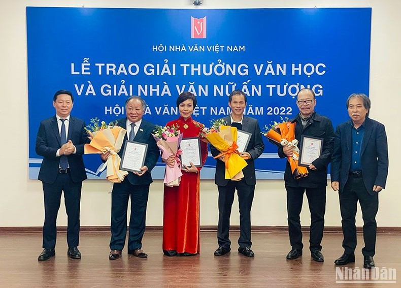 Winners of the 2022 Literature Awards honoured (Photo: NDO)