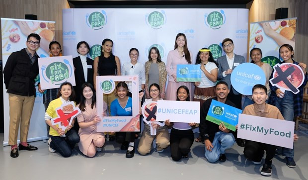 Miss World Vietnam 2019 Luong Thuy Linh (second row, fifth, R) at the event in Bangkok, Thailand. (Photo: VNA)
