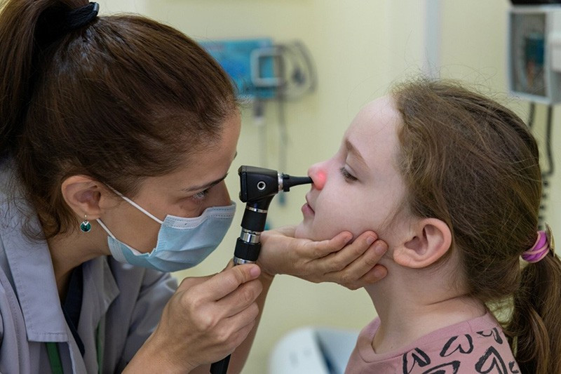 A pediatrician examines a child with a respiratory infection in Armenia. (Photo: WHO)