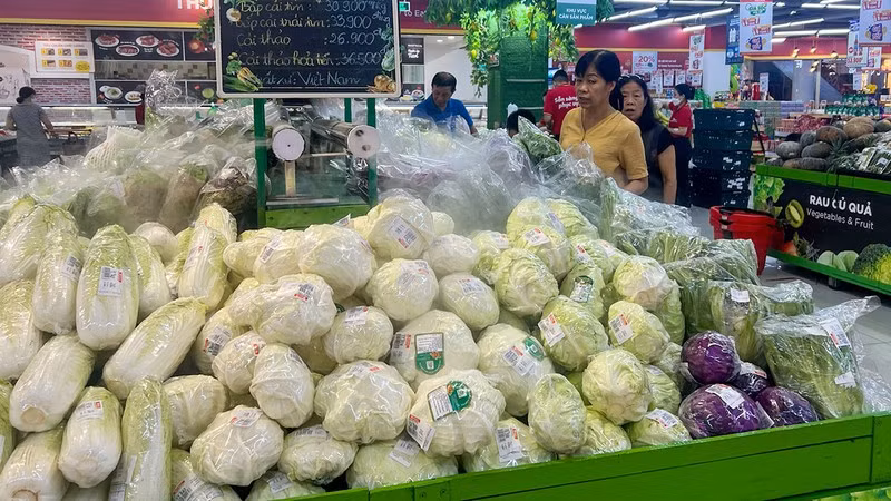 Consumers shopping at Winmart Da Nang supermarket. (Photo: DANG DUY)