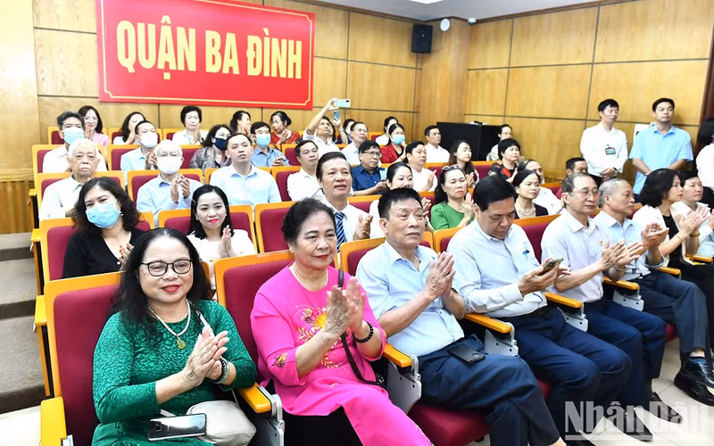 Delegates and voters from the districts of Ba Dinh, Dong Da, and Hai Ba Trung attend the meeting.
