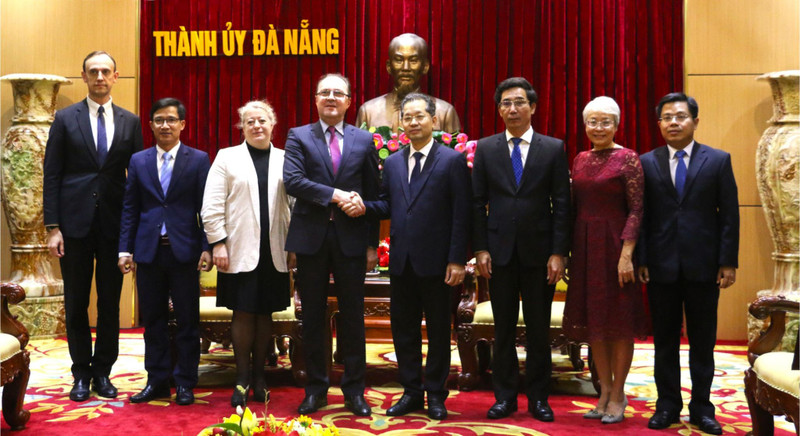 Delegates of both sides attend the meeting. (Photo: baodanang.vn)