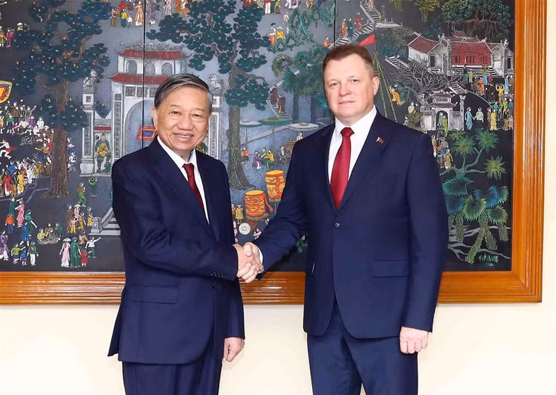 Politburo member and Minister of Public Security To Lam receives Belarusian Minister of Emergencies Vadim Sinyavsky. (Photo: bocongan.gov.vn)