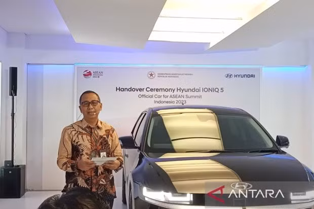 Secretary of the State Secretariat Ministry Setya Utama at the Hyundai IONIQ 5 car handover ceremony on April 17, 2023. (Photo: ANTARA)