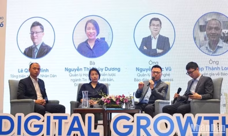 Editor-in-Chief of Nhan Dan Newspaper Le Quoc Minh is speaking in a session on innovating journalism business models amid digital transformation in September 2022.