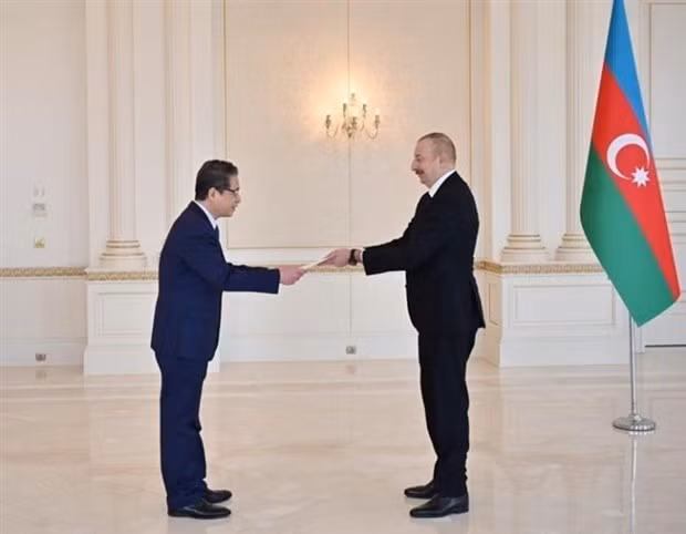 Vietnamese Ambassador to Russia and Azerbaijan Dang Minh Khoi (L) presents credentials to Azerbaijani President Ilham Aliyev (Photo: VNA)