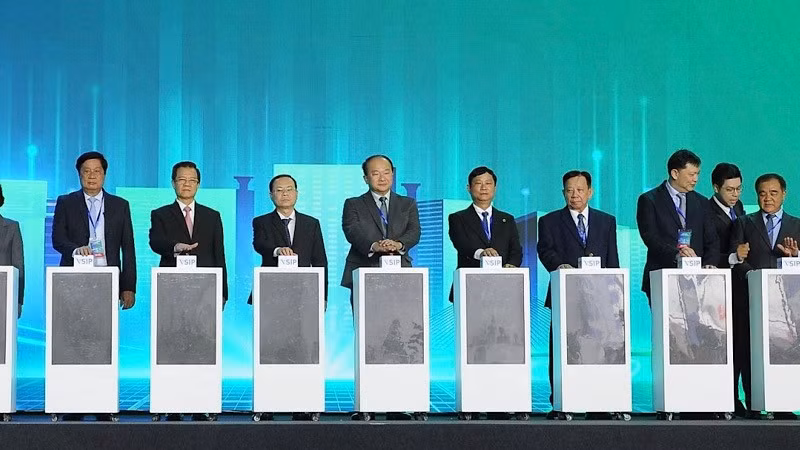 Delegates press the buttons to launch the project.