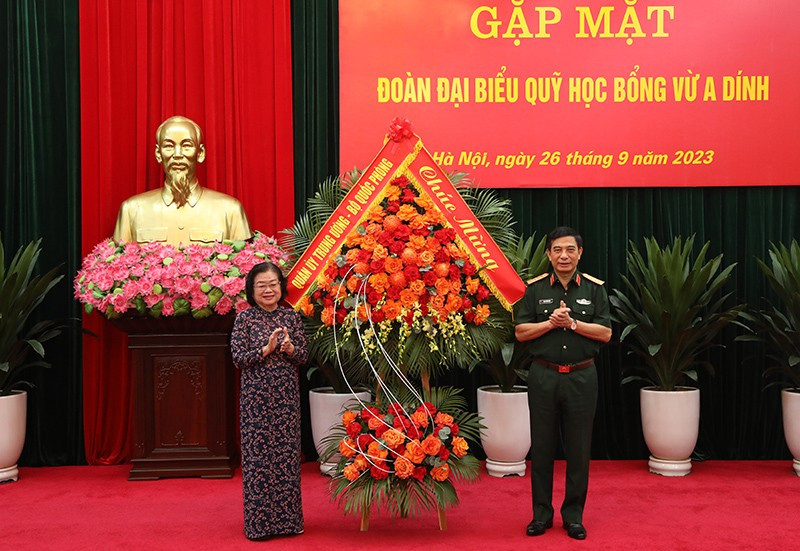 General Phan Van Giang presentd a flower basket to the Vu A Dinh Scholarship Fund.