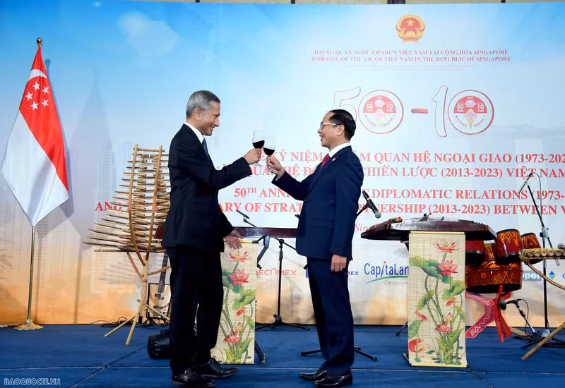 Minister of Foreign Affairs Bui Thanh Son and his Singaporean counterpart Vivian Balakrishnan celebrate the 50th anniversary of diplomatic relations and the 10th anniversary of the Strategic partnership between the two countries. (Photo: Quang Hoa)