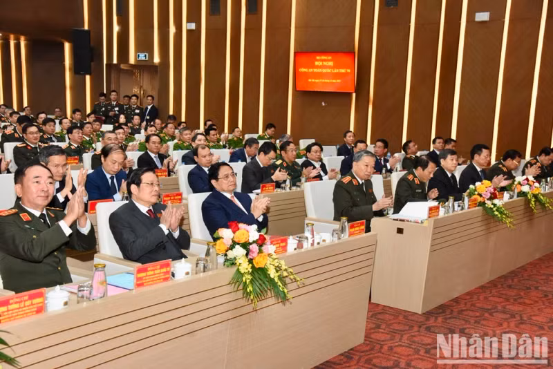 Prime Minister Pham Minh Chinh and delegates attending the 79th National Conference of Public Security Forces.