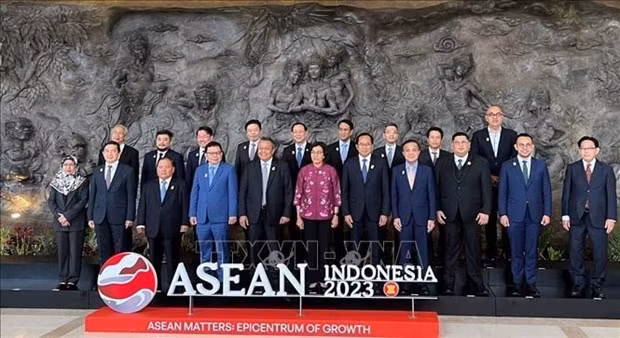 SBV Deputy Governor Pham Tien Dung (back row, second from right) and other central bank and finance officials of ASEAN pose for a group photo at the meetings in Bali, Indonesia. (Source: VNA)