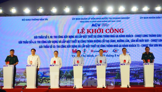 At the groundbreaking ceremony (Photo: tienphong.vn)