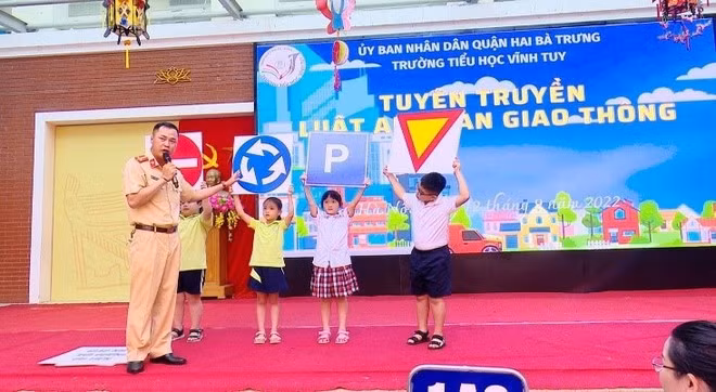 A programme on traffic safety held for students in Hanoi (Photo: anninhthudo.vn)