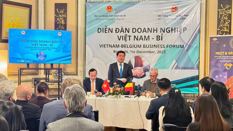 Minister Nguyen Hong Dien speaks at the forum. (Photo: tapchicongthuong.vn)