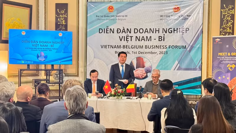 Minister Nguyen Hong Dien speaks at the forum. (Photo: tapchicongthuong.vn)