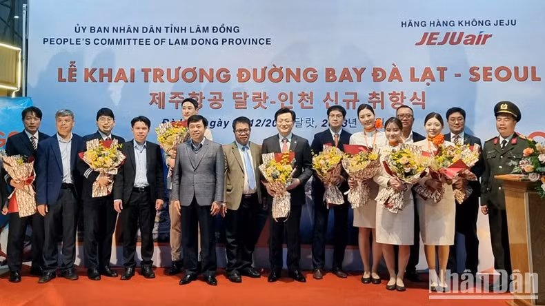 Lam Dong Province's officials welcome the Jeju Air's representatives and the flight's crew. (Photo: NDO)