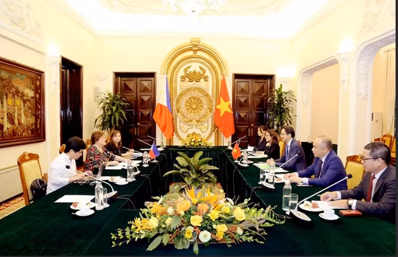 At the first political consultation between the foreign ministries of Vietnam and the Philippines (Photo: TGVN)