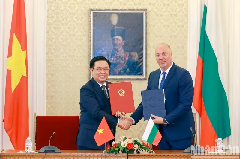 National Assembly (NA) Chairman Vuong Dinh Hue (left) and his Bulgarian counterpart Rosen Zhelyazkov sign a memorandum of understanding (MoU) on cooperation between the two legislatures following their talks in Sofia on September 25. (Photo: NDO)