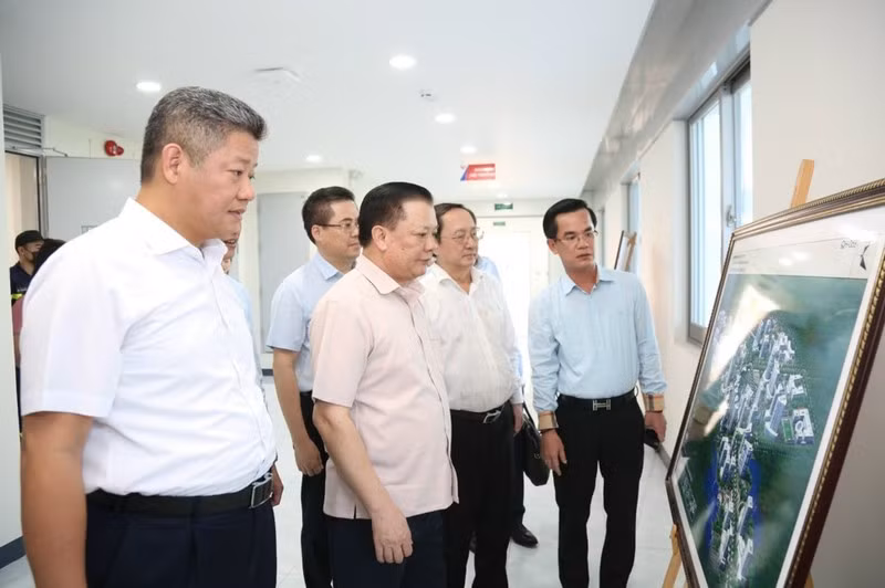 Leaders of the Hanoi Party Committee and the Ministry of Science and Technology conduct a field survey at Hoa Lac Hi-Tech Park.