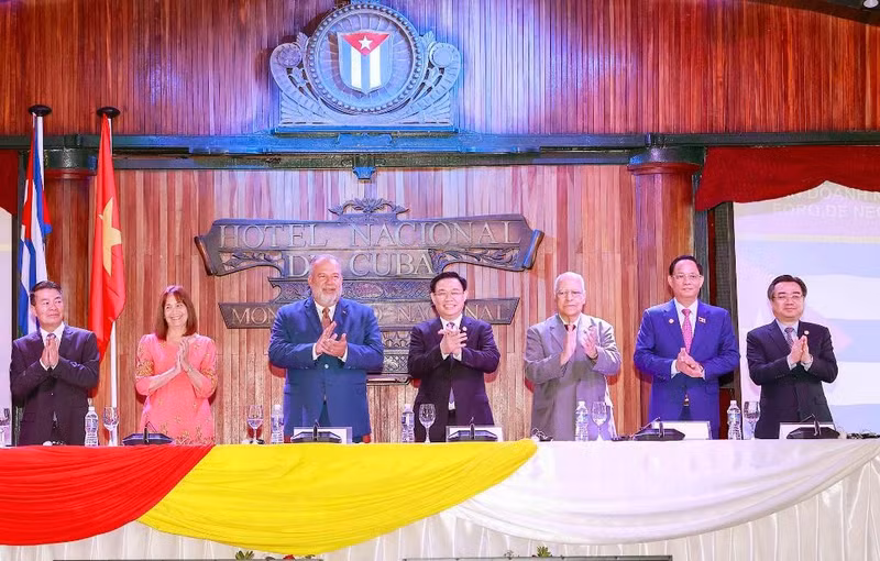 NA Chairman Vuong Dinh Hue and Cuban PM Manuel Marrero Cruz pose for photos. (Photo: DOAN TAN) NA Chairman Vuong Dinh Hue and Cuban PM Manuel Marrero Cruz pose for photos. (Photo: DOAN TAN)