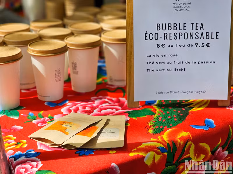 Traditional coffee and green tea are popular drinks for tourists, alongside famous Vietnamese beers. (Photo: MINH DUY)