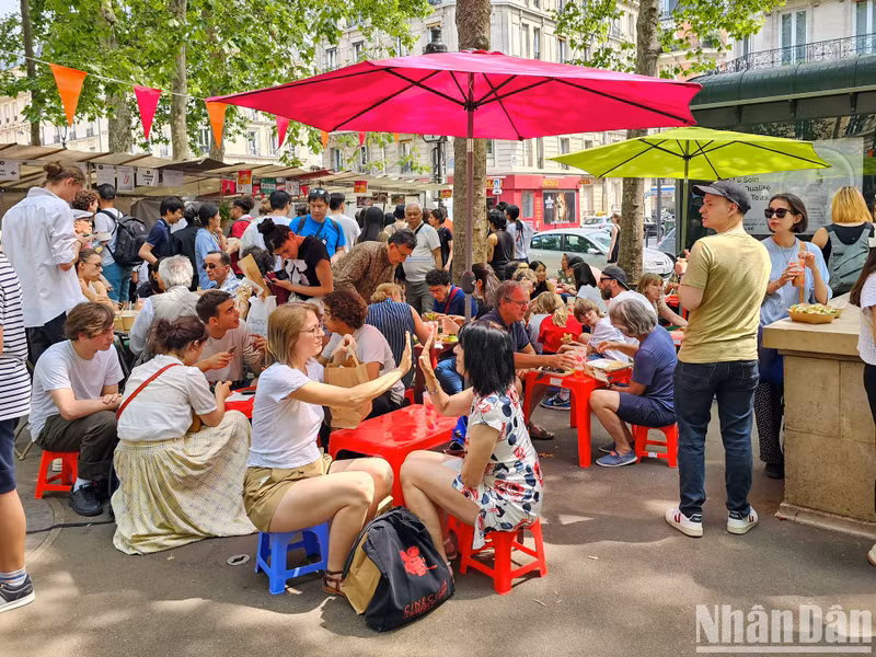 The Ici Vietnam 2023 attracts a large number of visitors, including many families, to experience delicious Vietnamese dishes. (Photo: MINH DUY)