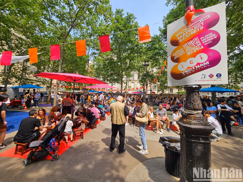 French-Vietnamese DJs perform at the central stage, bringing a vibrant music space for visitors. (Photo: MINH DUY)