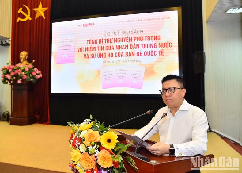 Nhan Dan Editor-in-Chief Le Quoc Minh speaking at the ceremony.