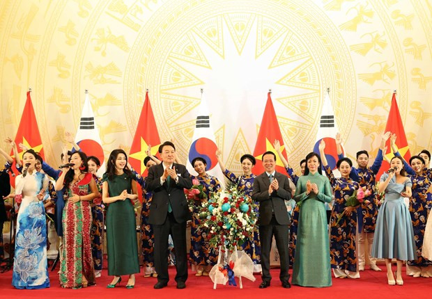 President Vo Van Thuong and President Yoon Suk Yeol, their spouses, and artists at the banquet on June 23 evening (Photo: VNA)