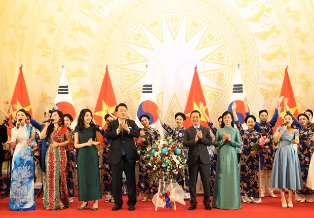 President Vo Van Thuong and President Yoon Suk Yeol, their spouses, and artists at the banquet on June 23 evening (Photo: VNA)