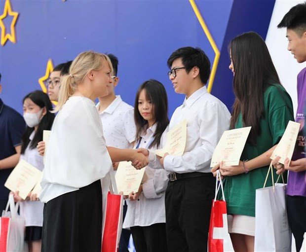 The organising board presents prizes to winners of the competition on European literature at the opening ceremony. (Photo: VNA) 