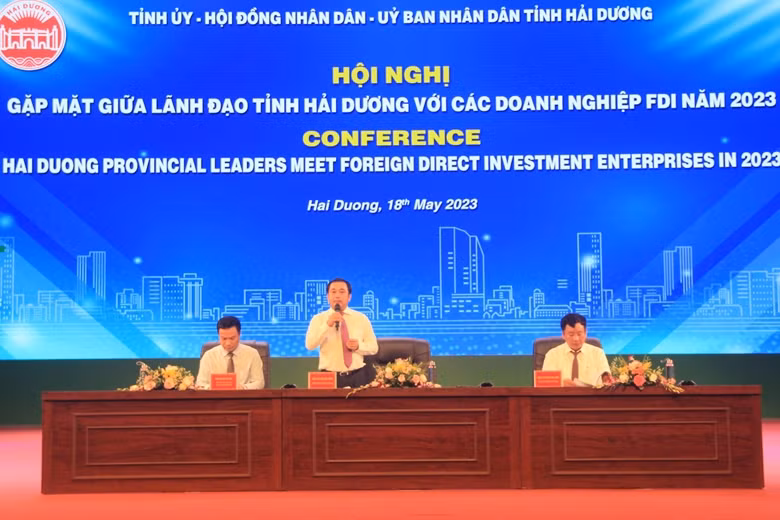 An official of the northern province of Hai Duong answers questions from FDI enterprises' representatives at the meeting. (Photo: dangcongsan.vn)