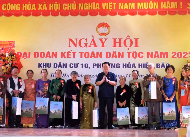 National Assembly Chairman Vuong Dinh Hue presents gifts to policy beneficiaries and needy people at the event. (Photo: VGP)