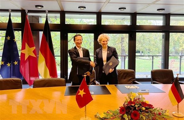 Director General of Department of Foreign Economic Relations Pham Hoang Mai and Director General and Commissioner for Asia of Federal Ministry for Economic Cooperation and Development (BMZ) Gisela Hammerschmidt sign the agreement. (Photo: VNA)