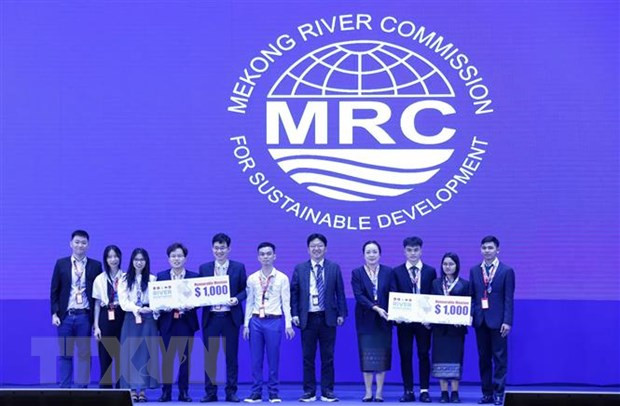 Students receive the prizes at the award ceremony. (Photo VNA) 