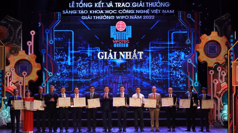 Nguyen Trong Nghia, Secretary of the Communist Party of Vietnam (CPV) Central Committee and head of the CPV Central Committee’s Commission for Information and Education presents the first prizes to groups of authors. (Photo: NINH CO)
