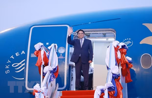 Prime Minister Pham Minh Chinh arrives in Vientiane on April 4 evening (Photo: VNA)