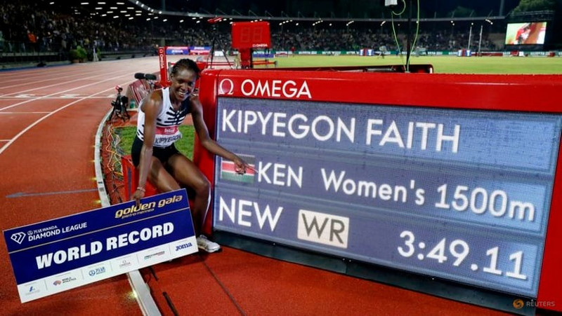 Athletics - Diamond League - Pietro Mennea Golden Gala - Stadio Luigi Ridolfi, Florence, Italy - June 2, 2023 Kenya's Faith Kipyegon poses with the screen as she sets a new world record and wins the women's 1500m final. (Photo: Reuters)