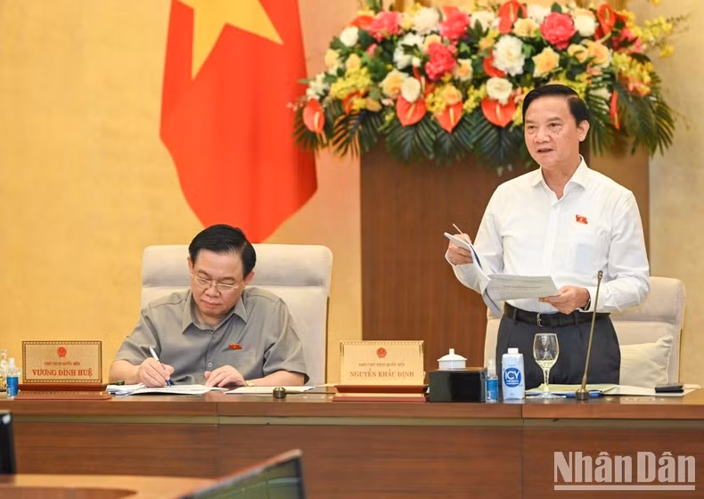 NA Vice Chairman Nguyen Khac Dinh expresses his opinions at the session.