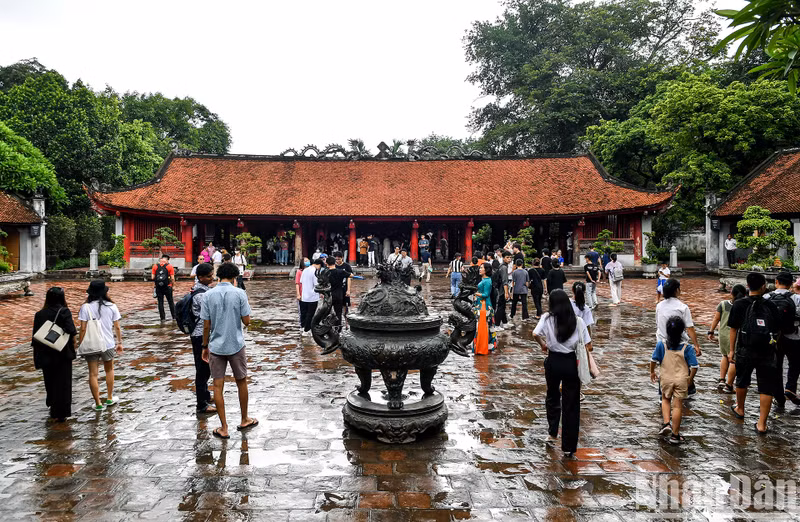 High-school students visit Temple of Literature to pray for good luck ahead of graduation exam ảnh 3