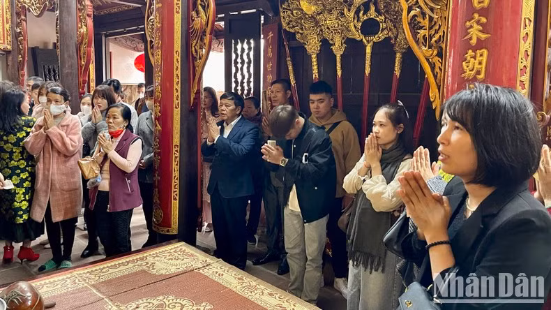 Visitors are praying in the sacred space of Thien Truong Temple.