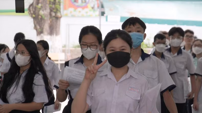 Most students feel relaxed after finishing the Literature exam, at the Colette Junior High School test site in Ward 6, District 3, Ho Chi Minh City.