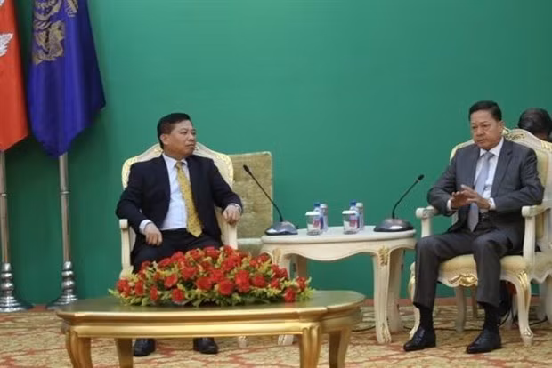 Cambodian Deputy Prime Minister Neth Savoeun (R) receives Vietnamese Ambassador Nguyen Huy Tang in Phnom Penh on December 5. (Photo: VNA)